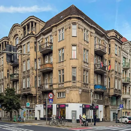 Spacious And Bright With Balcony Near Mtp By Renters