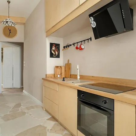 Spacious And Bright With Balcony Near Mtp By Renters *